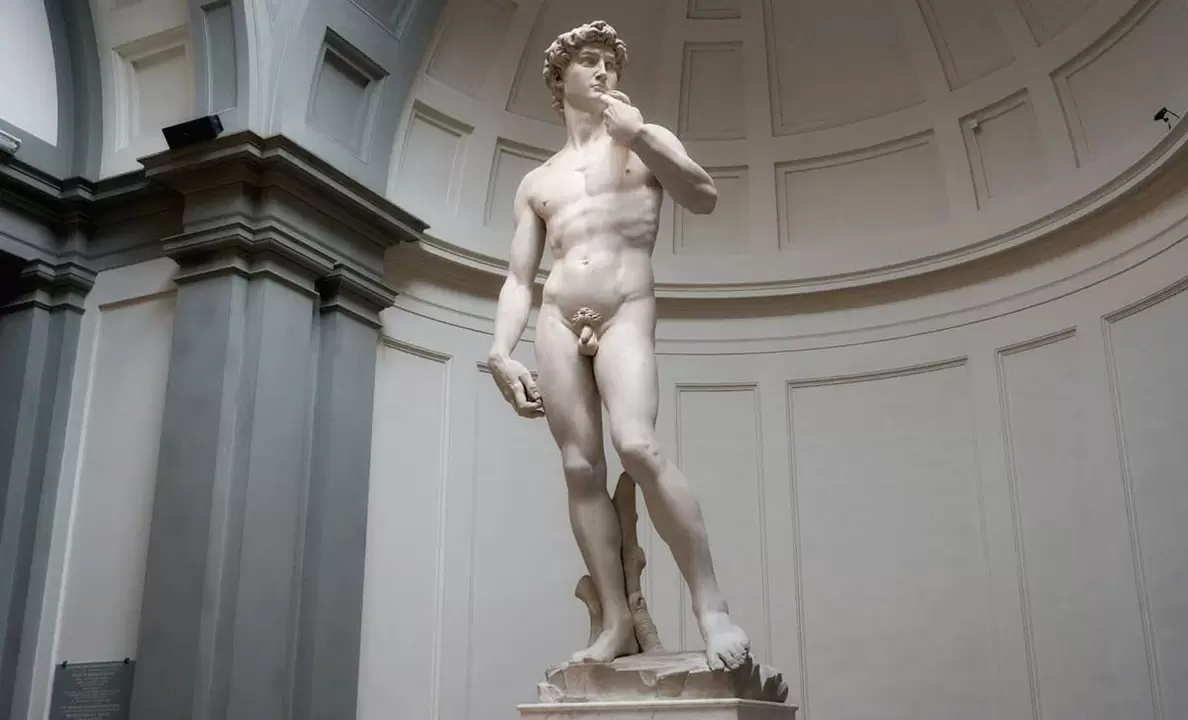 Statue des nackten Mannes und der Penisvergrößerung