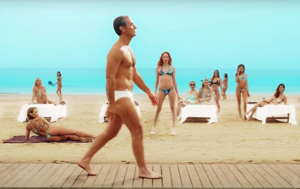 Die Mädchen am Strand starrten auf einen Mann, der seinen Penis vergrößerte
