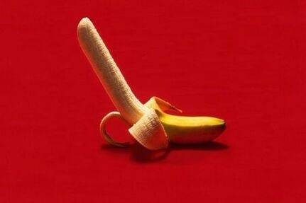 Die Banane symbolisiert einen vergrößerten Penis durch Bewegung